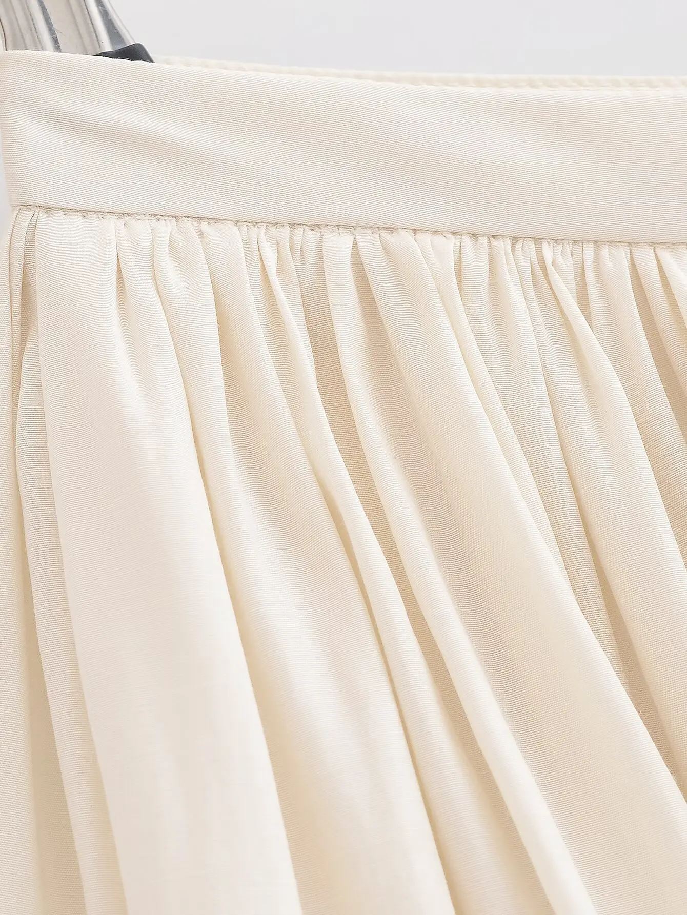 RARA2025 Nieuwe dames casual mode eenvoudige all-match ballonvormige gedrapeerde knop hoge taille minirokbroek