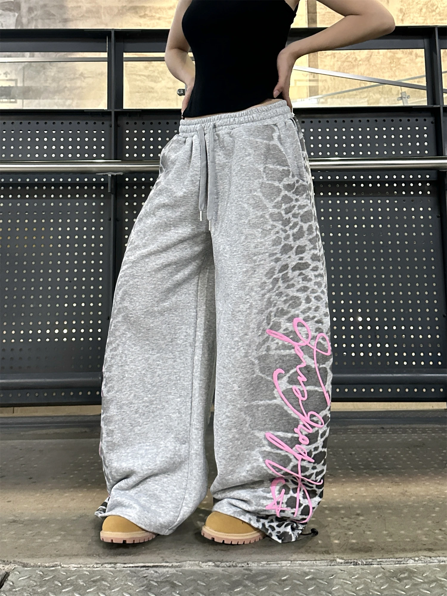 المرأة Y2K الشارع الشهير فضفاض Sweatpants رمادي مع ليوبارد طباعة الوردي رسالة الرسم واسعة الساق بنطلون سراويل أنيقة غير رسمية