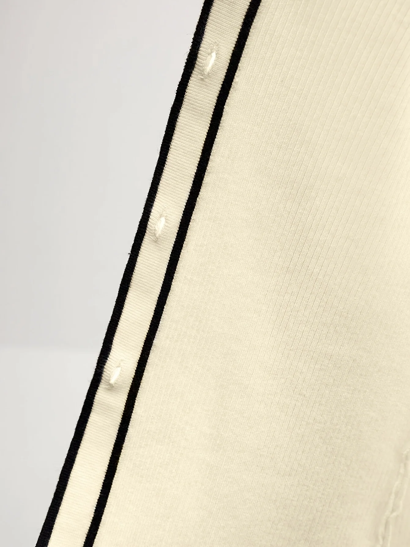 Picture 5: Women's single-breasted short-sleeved knitted cardigan, featuring a minimalist and casual style, suitable for spring and summer