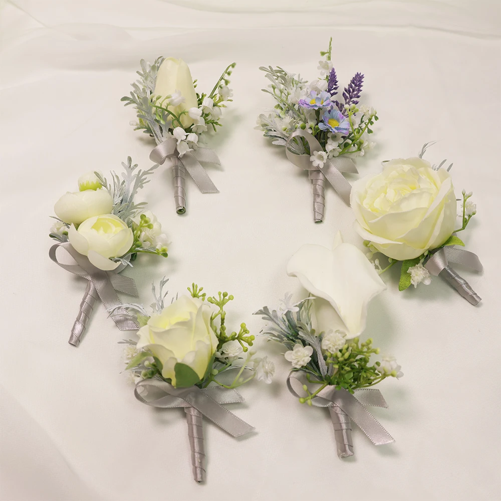 Elfenbeinfarbene Boutonniere, kleine Blume und Blätter für den Bräutigam, Boutonniere, Hochzeitsaccessoires und Hochzeitsdekoration