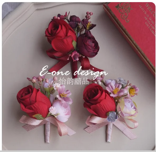 

Лес Европейская свадьба свадьба корсаж невеста жених отец мама жених запястье цветок церемония открытия собрание