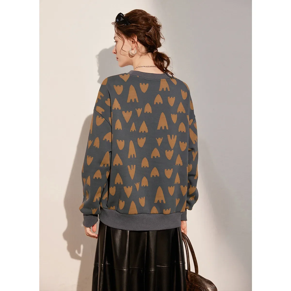 LOUIS YAO 2025 Winter Thickened Fleece Printed Hoodie with Geometric Pattern Round Neck Loose Long Sleeve Women's Top