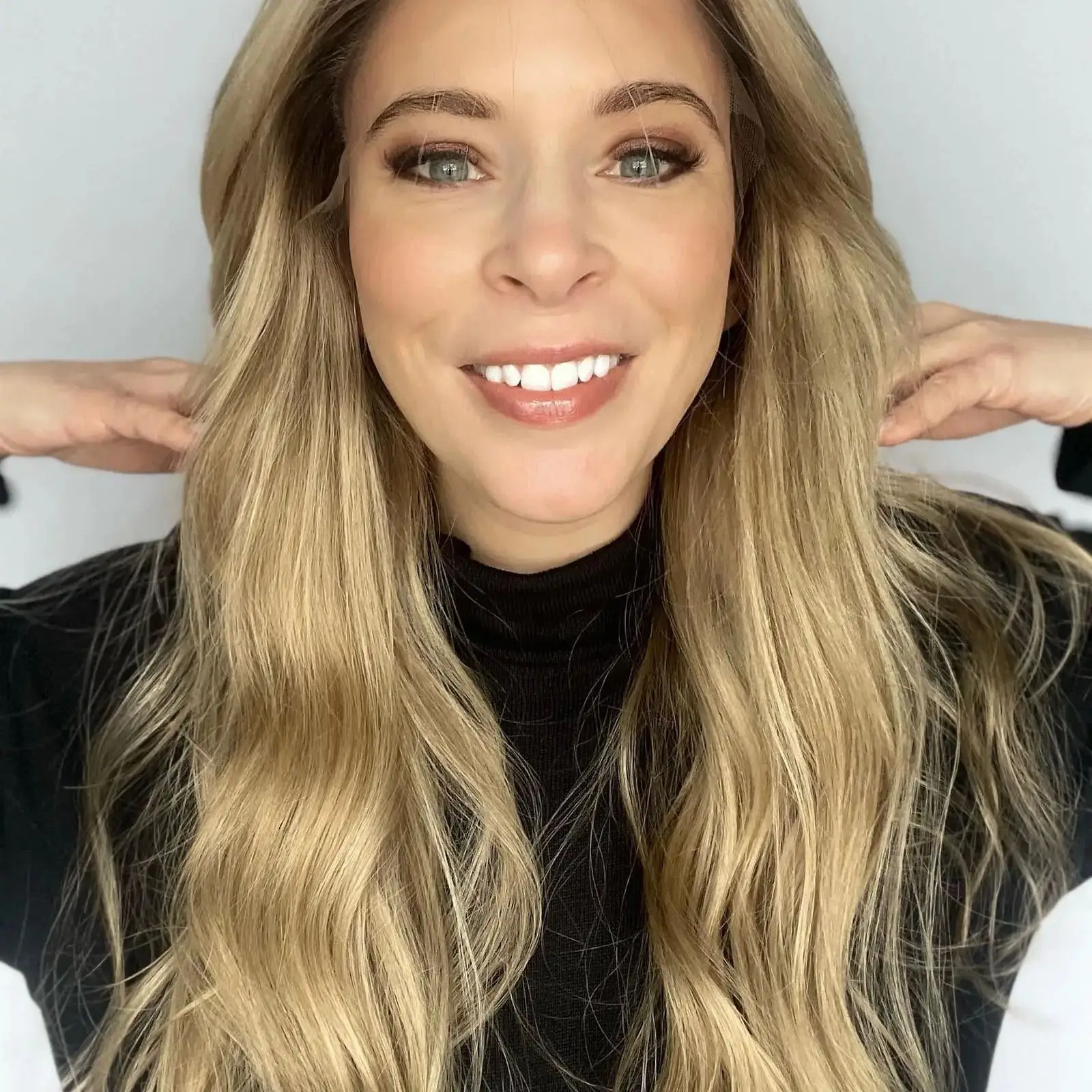 Long Length Ombre Honey Blonde Lace Frontal Wigs With Dark Roots Realistic Look Natural Hairline Glueless Wigs Synthetic Hair