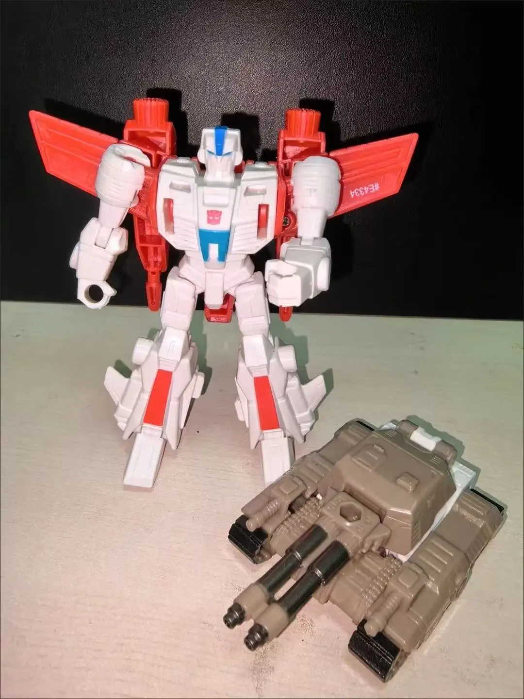 Disponibile Hasbro Trasformazione Giocattoli Armatura energetica Serbatoio Cannone Jetfire Set Robot Action Figures Regali per bambini Collezione di hobby