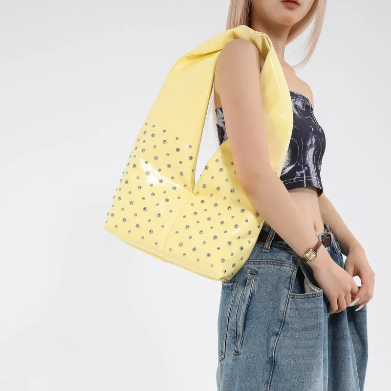 الجانب الأيسر المسامير تصميم فاسق نمط بولي Leather حقائب جلدية تحت الإبط للنساء 2025 الاتجاه الجديد حقيبة كتف الإناث حقائب اليد والمحافظ