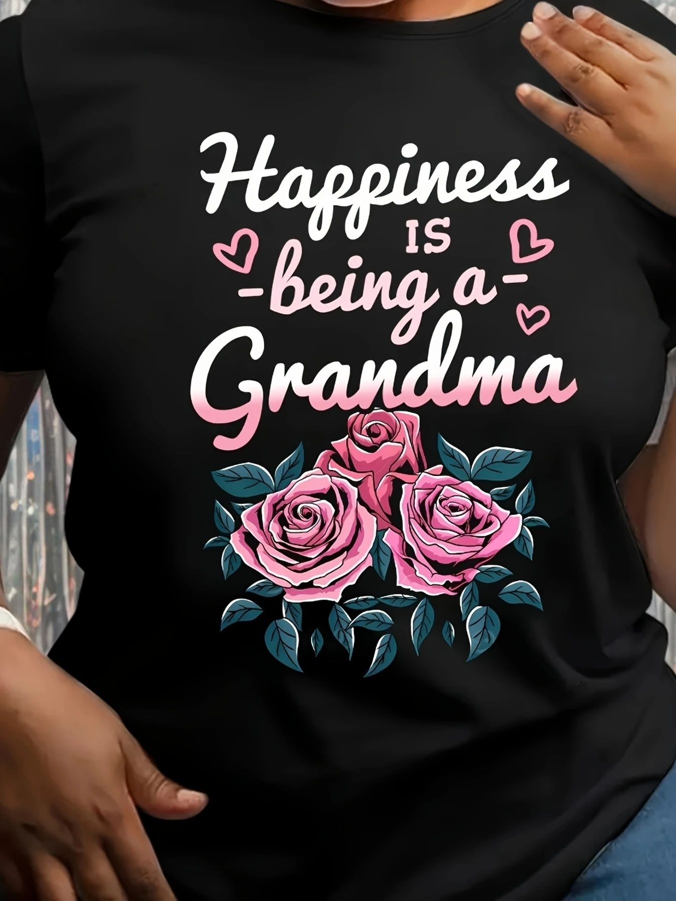 

I'M Very Happy to Have a T-Shirt with a Grandma Pattern, Short Sleeves, And a Round Neck.