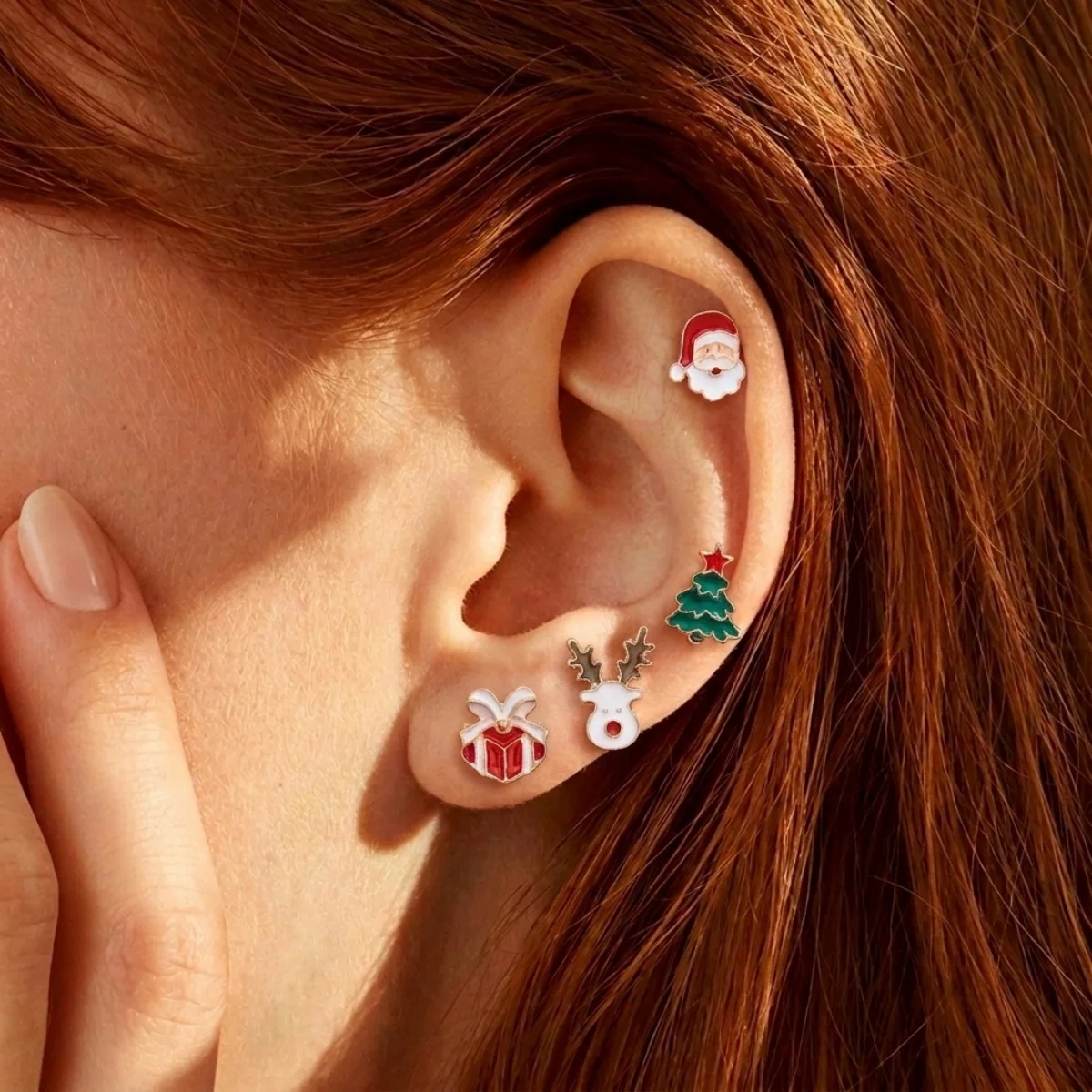 4 Paar/Set Süße Mini-Weihnachtsbaum-Weihnachtsmann-Hirsch-Emaille-Ohrstecker für Frauen Niedliche Elch-Geschenkbox-Ohrringe Weihnachtsfeier-Schmuck – Detail 4