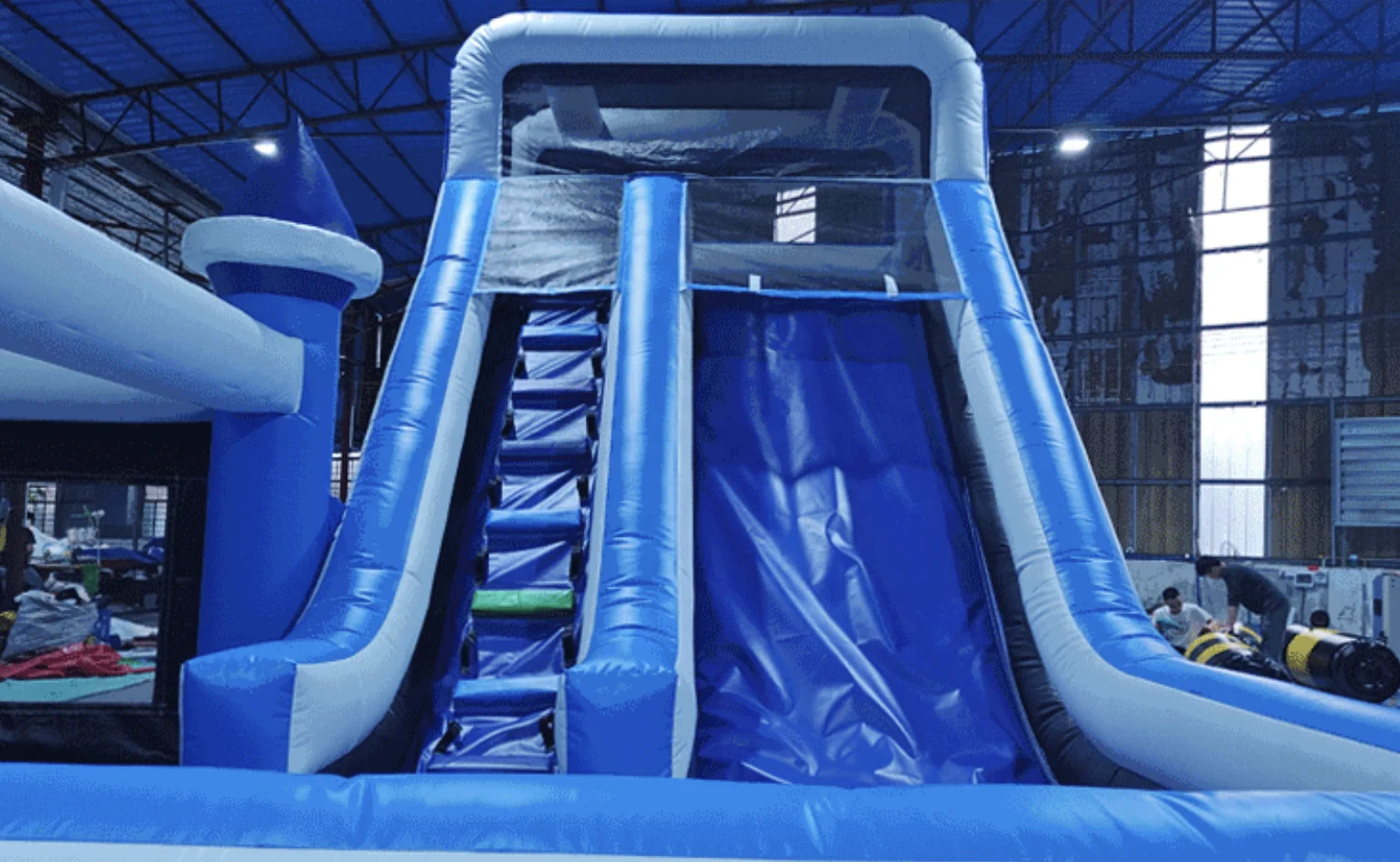 Commercieel Pvc op maat opblaasbaar blauw springend uitsmijter kasteelhuis met glijbaan springkasteel combo jumper springkussen voor kinderen