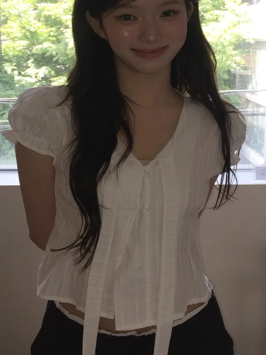 قميص نسائي أنيق أبيض بأكمام منتفخة قصيرة، مقاس صغير، صيفي، بأسلوب كوري، برقبة على شكل V، مع خصر ضيق وطول قصير