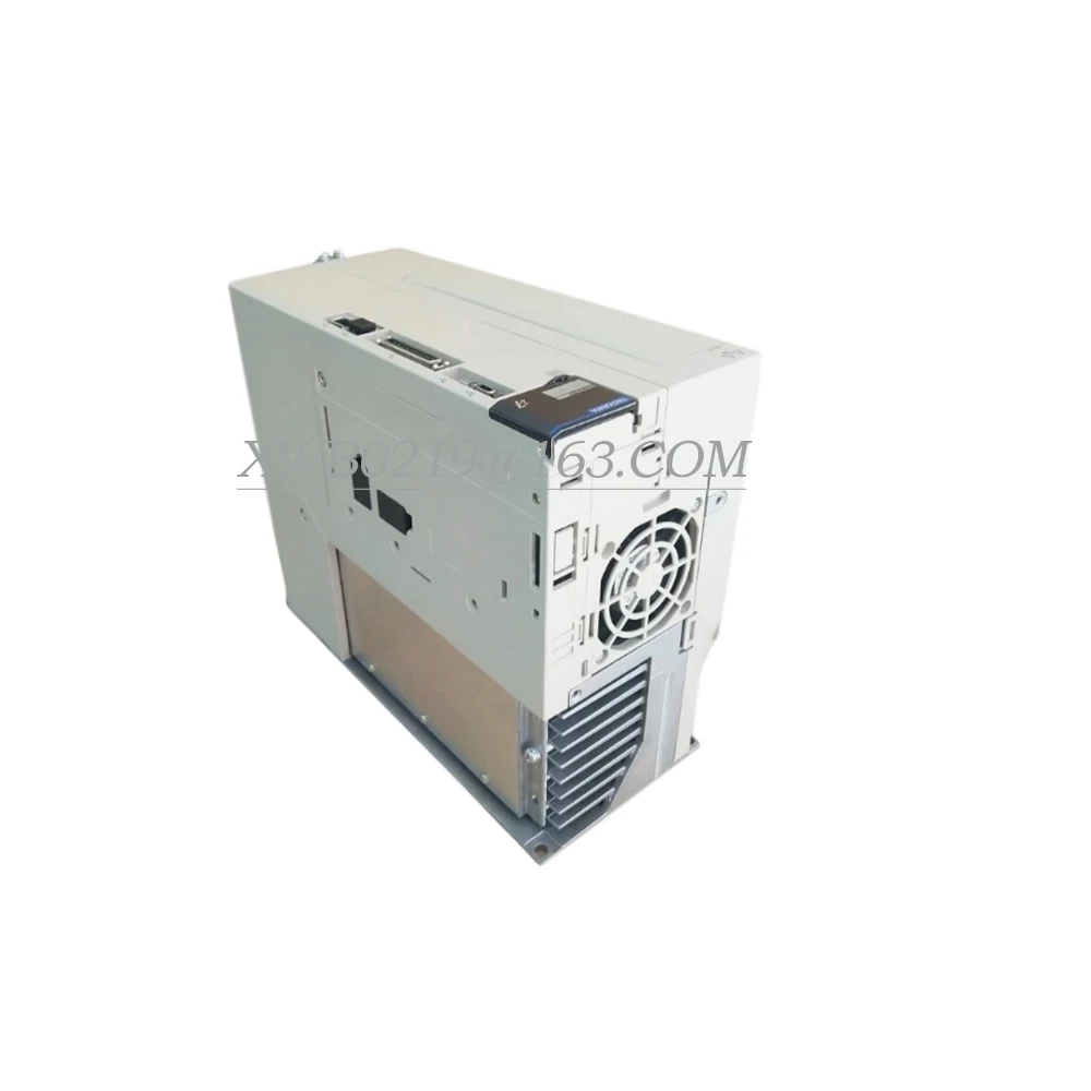 

Новый оригинальный сервопривод SGD7S-330A00A002 SGDV-330A01A SGD7S-330A10A002 SGDV-330A11A