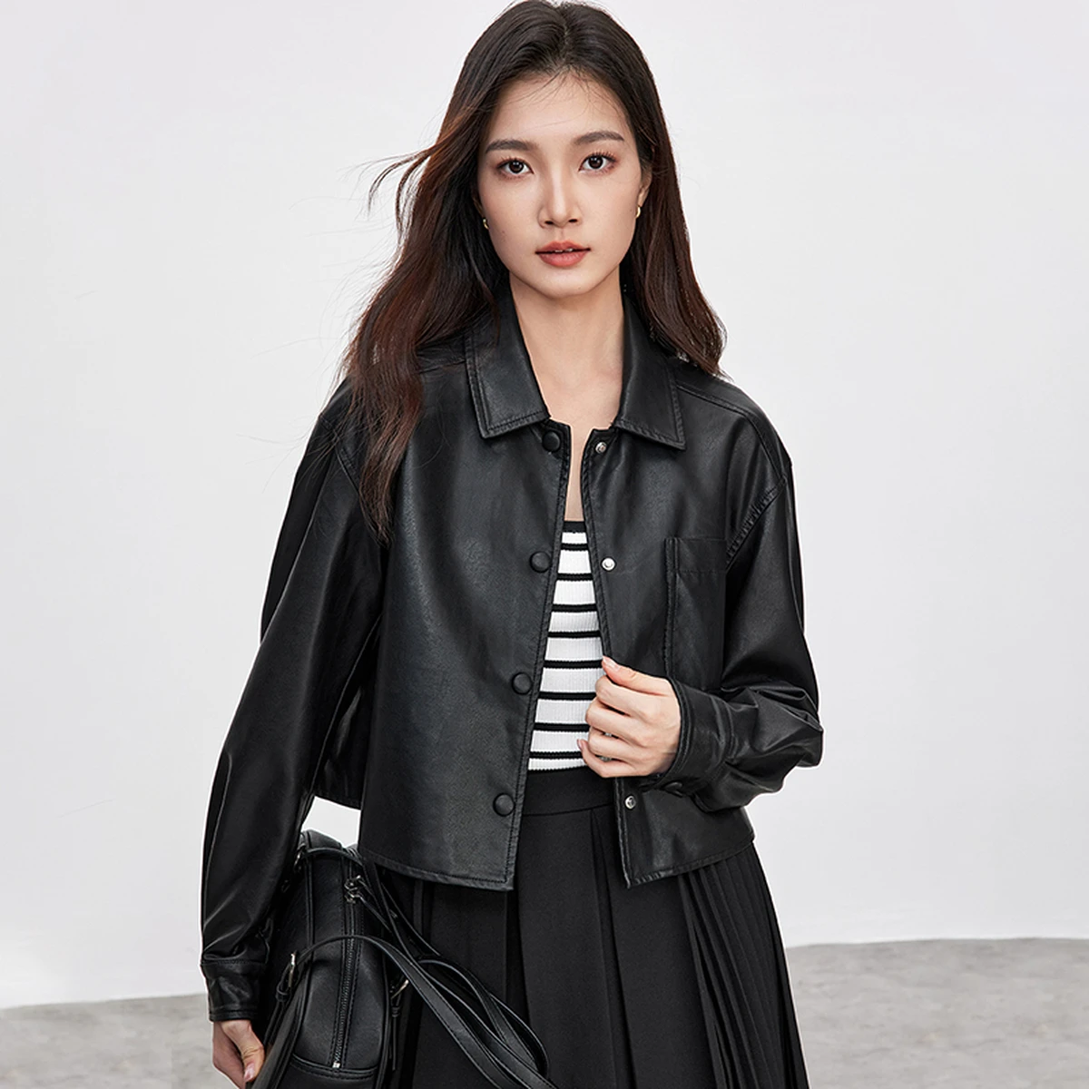معاطف نسائية من جلد البولي يوريثان من SENTUBILA لخريف 2025 ملابس علوية كلاسيكية بياقة مقلوبة وأكمام طويلة ملابس خارجية نسائية قصيرة W51G73597 #1