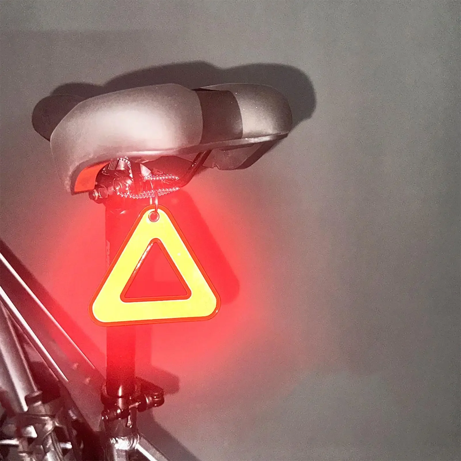 1 Stück Reflektierende Dreieckige Schilder Sicherheitswarnung für Fahrrad Hängeschild mit Elastischem Kabel Nachts Sichtbare Fahrsicherheit – Detail 5