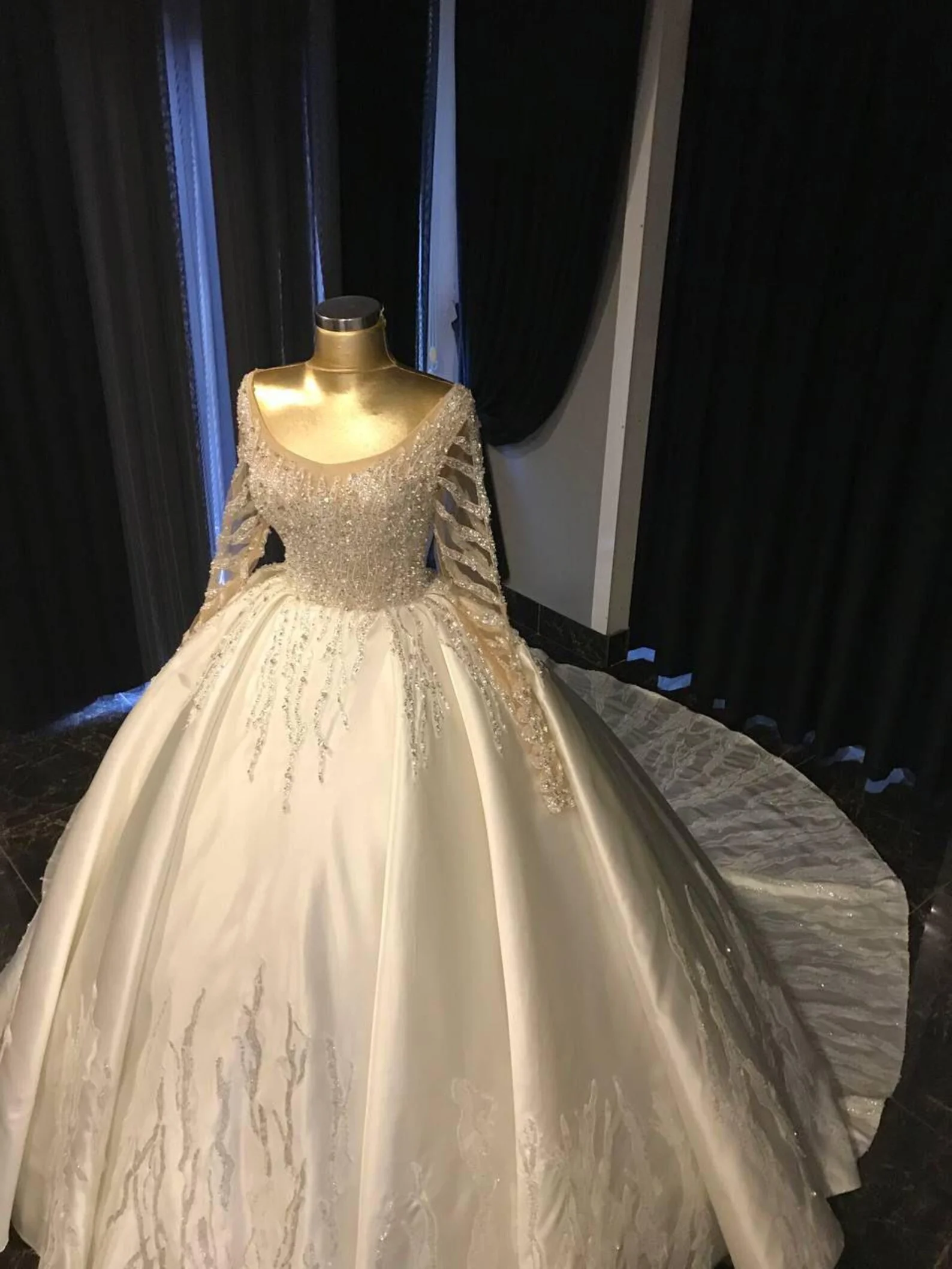 2026年カスタマイズ豪華スパークリングプリンセスウェディングドレスラウンドネックレースロングスリーブクリスタル刺繍エレガントブライダルドレス