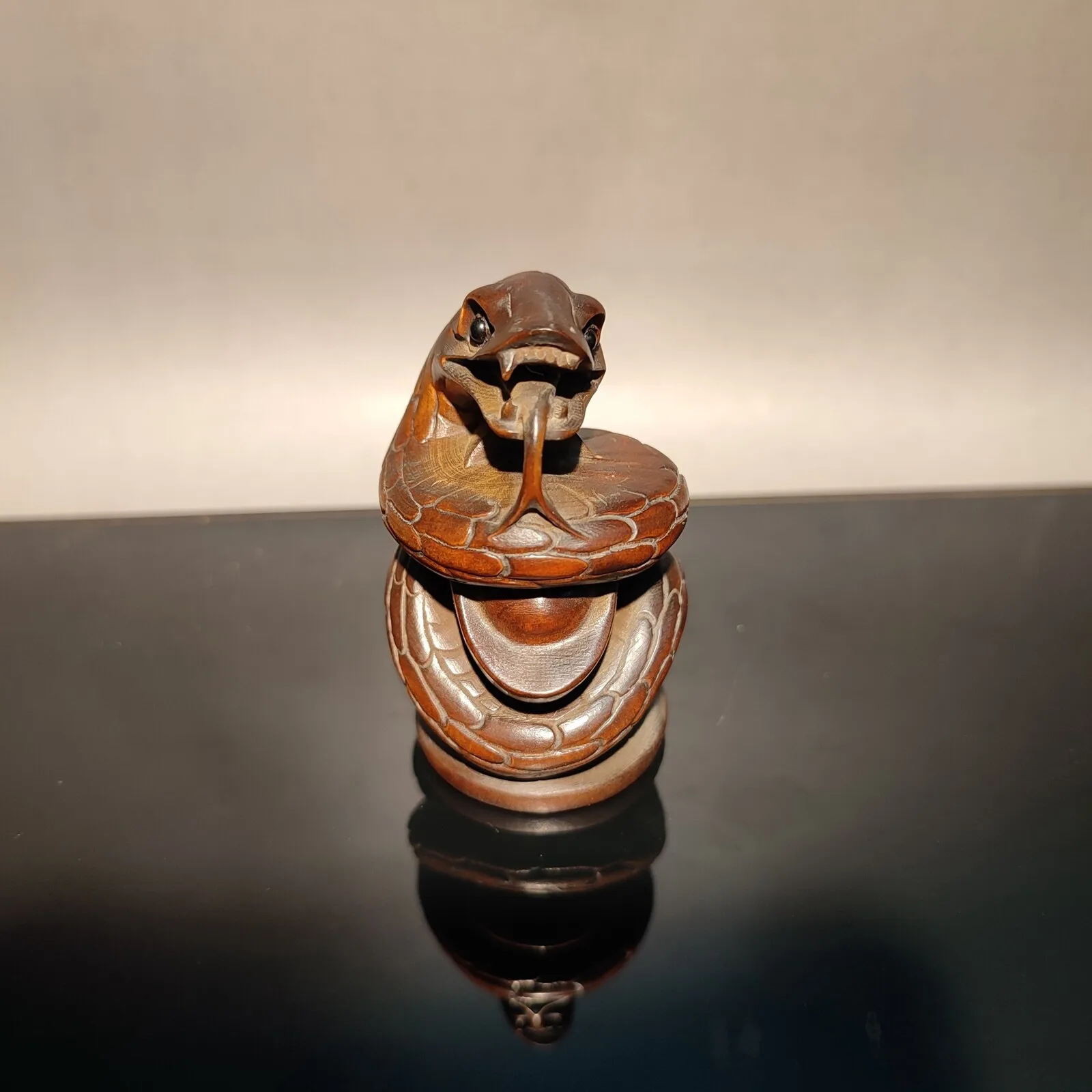 Hand Carved Boxwood Coiled Snake Figurine Wooden Zodiac Snake Statue Vivid Scale Details Home Desktop Ornament Collectible