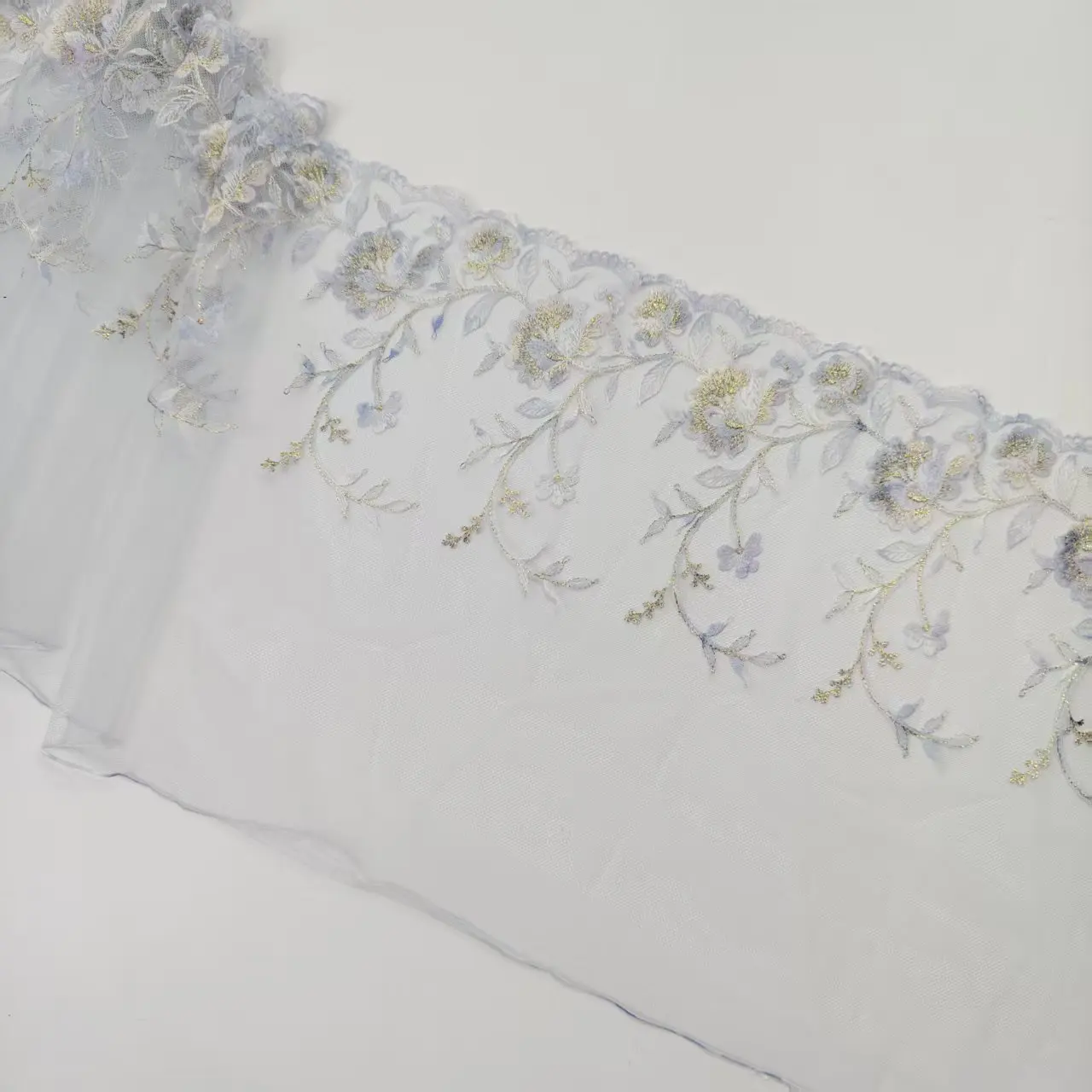 encaje-bordado-con-hilo-dorado-brillante-y-flores-azules-accesorios-hechos-a-mano-ancho-275cm