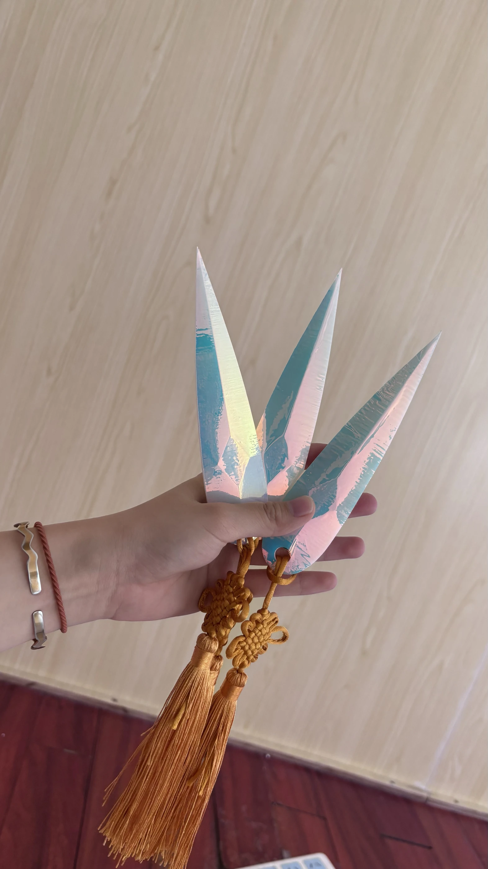 อะนิเมะKPop HUNTR/X Zoeyคอสเพลย์Prop Do Gooder Zoeyเลเซอร์ที่มีสีสันฟิล์มMagicalมีดโยนDemon Hunterสําหรับปาร์ตี้ฮาโลวีน