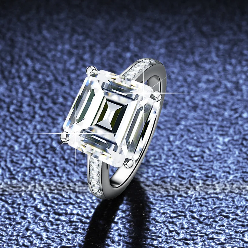 

5-carat 18K Gold Moissanite Ring for Women, Luxurious Setting with Irregular Emerald Green Pagoda Square Platinum PT950 Jewelry