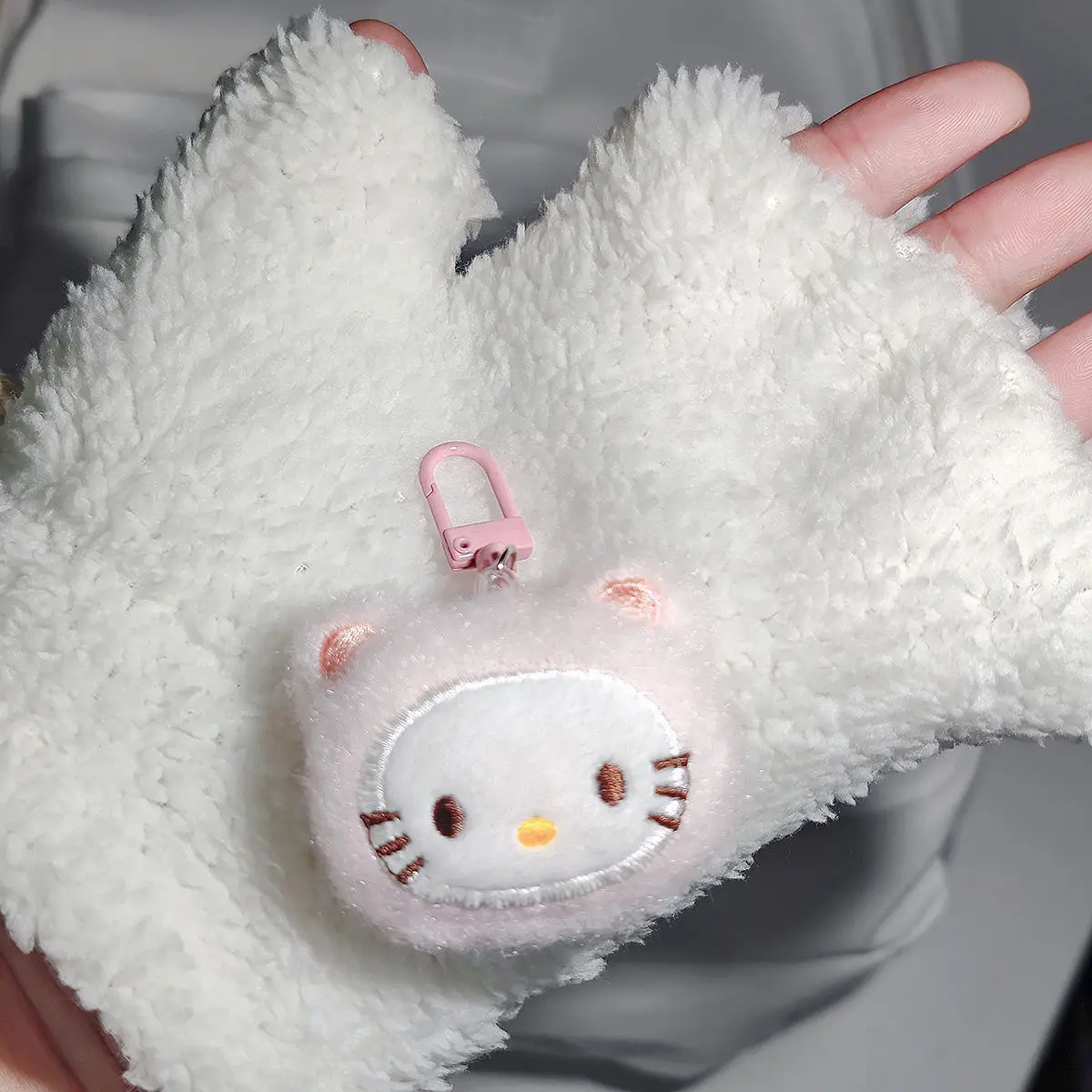 Sanrio Hello Kitty Portachiavi in peluche Simpatico cartone animato Zaino Ciondolo Ricamo Bambola Chiave per auto di moda per donne Giocattoli per bambini Regali