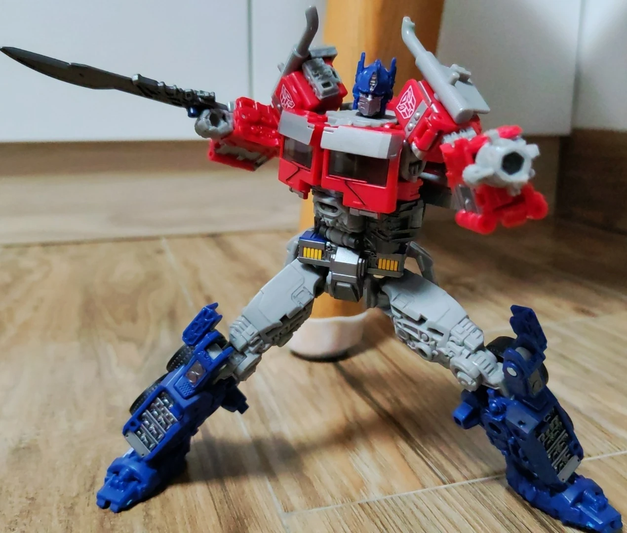 Hasbro Transformers: Rise of The Beasts Buzzworthy Bumblebee Studio Series 102BB Optimus Prime Action Figure F7121