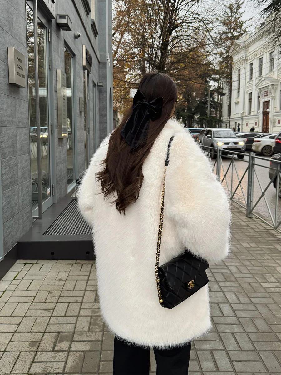 Przytulny, czysty, dopasowany płaszcz ze sztucznego futra w stylu Pinterest dla kobiet, obszerny, puszysty, ikoniczny parka w stylu \"old money\", luksusowy strój na jesień.