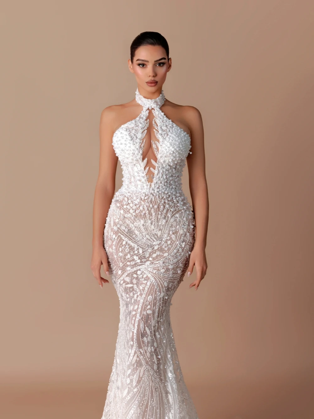 Suknia ślubna syrena z odpinanym trenem, haftem, perłami, iluzorycznym dekoltem typu halter, luksusowa suknia ślubna szyta na miarę dla panny młodej.