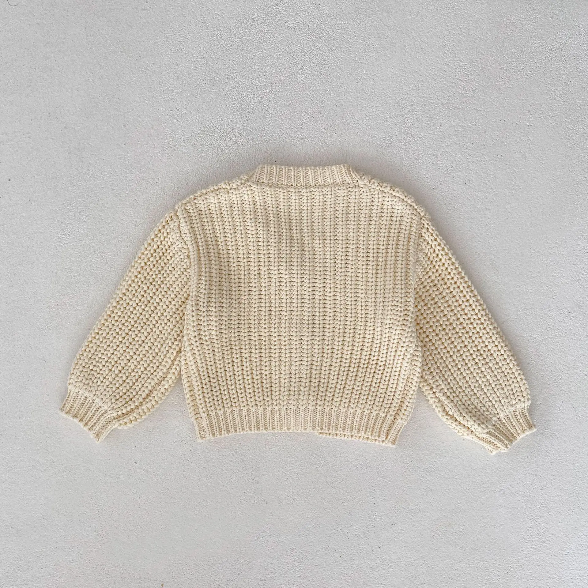Herbstliche Trendige Mädchen-Strickjacke: Vielseitiger V-Ausschnitt mit Perlen und Grobstrick, Langarm-Cardigan für Kinder