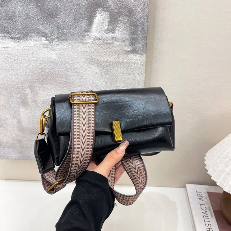 

Women's Handbag Made Of Fine Leather Featuring Trendy Paris Daily Cozy Look​