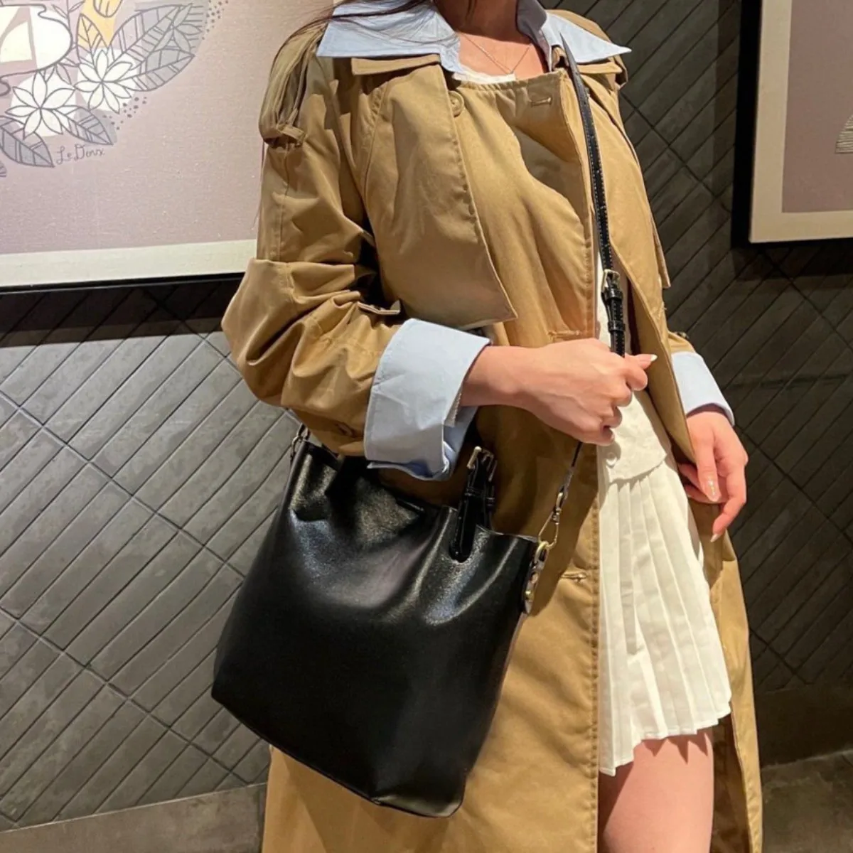 

Ladies Large Capacity Commuting Tote Women's Versatile Handbag Girls Shoulder Crossbody Water Bucket Bag for Female Colleagues