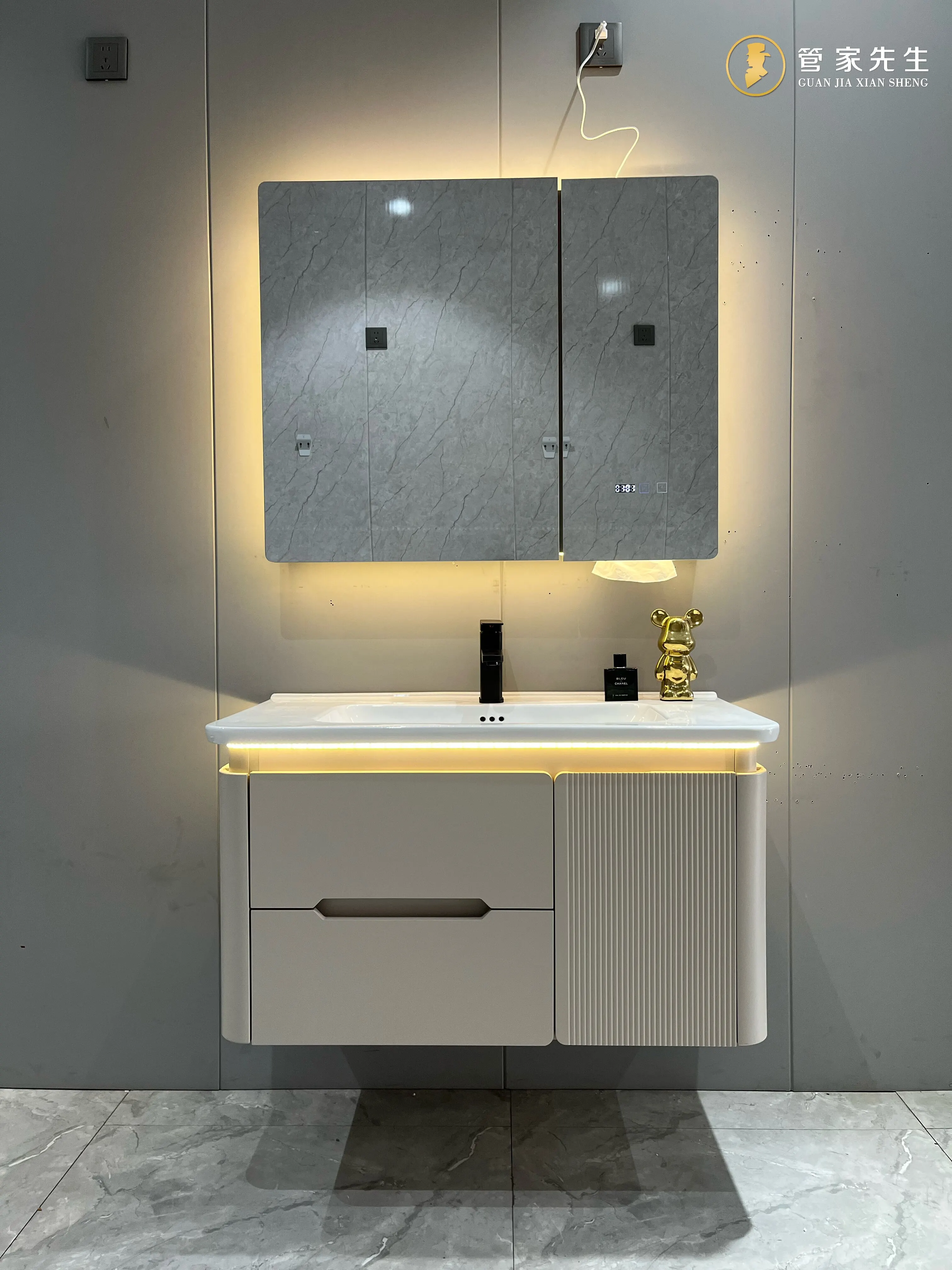 Modern Design Bathroom Cabinet with Ceramic Basin and Bath Mirror MDF Carcase Material