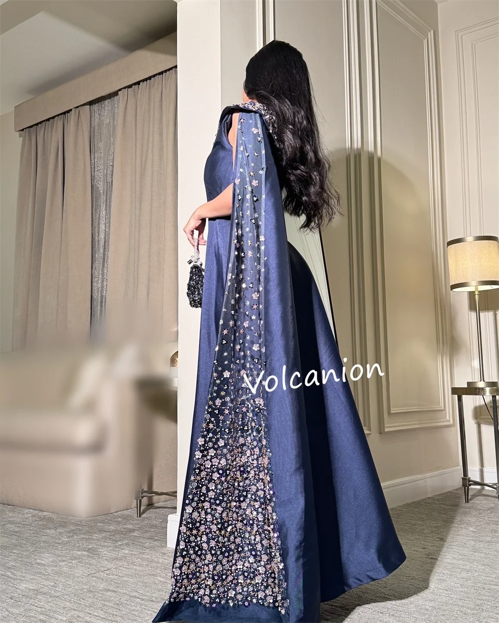 تخصيص Charmeuse مطرزة الديكور ألف خط واحد الكتف فساتين متوسطة الطول مناسبة مخصصة مساء رسمي رائعة البريق