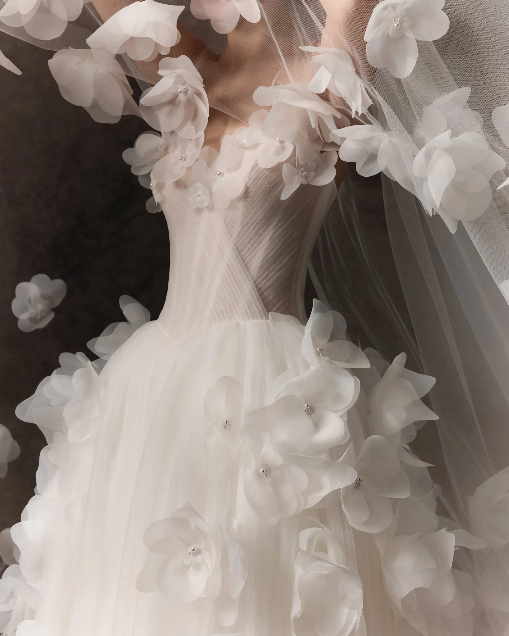 Vestido de noiva de tule branco de sonho com ilusão sem alças vestido de festa de noiva linha A com renda de 3 camadas e vestido formal de tule floral 3D