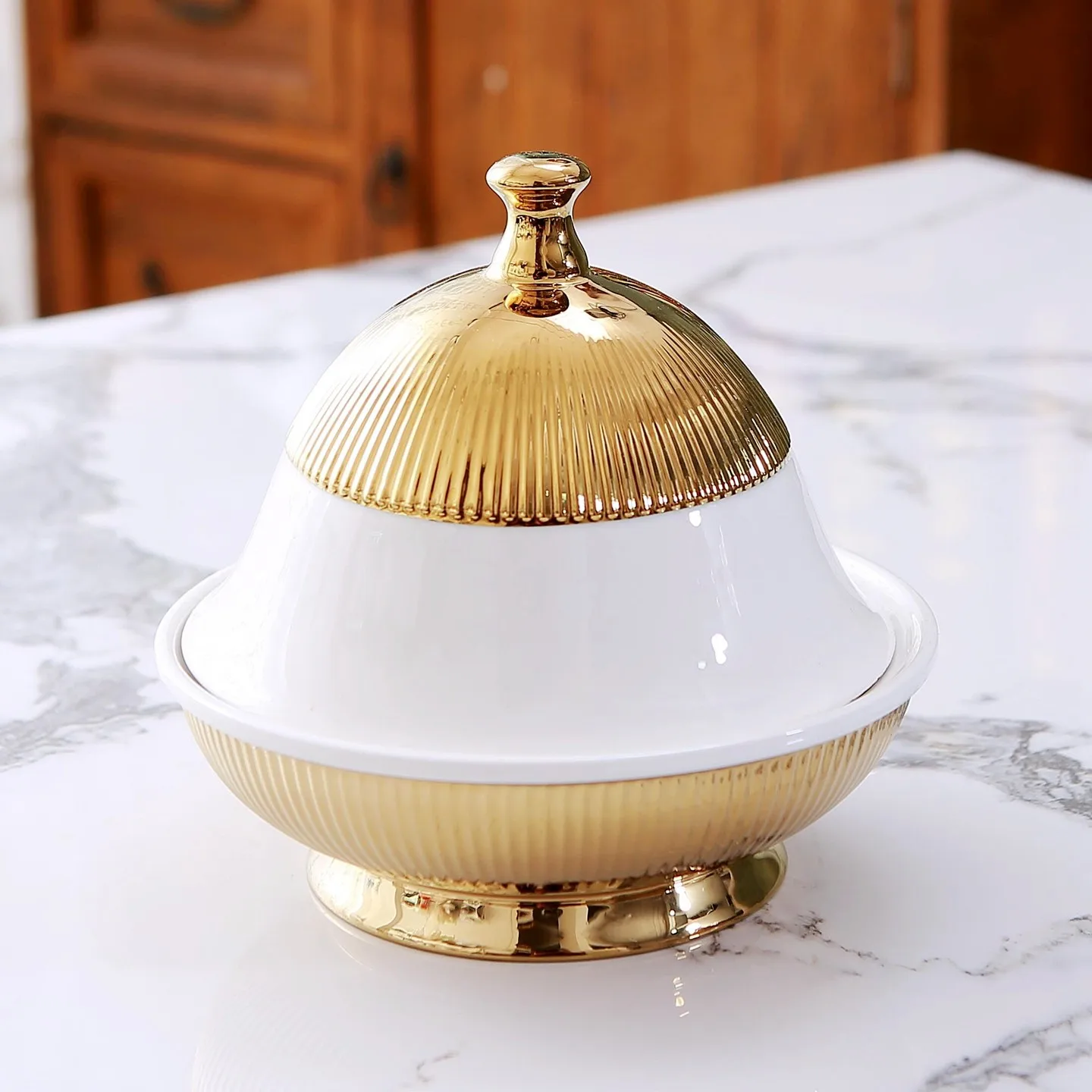 Light luxury Nordic style ceramic covered Western style plate with gold plating, white stripes, Western style dessert, sea cucum