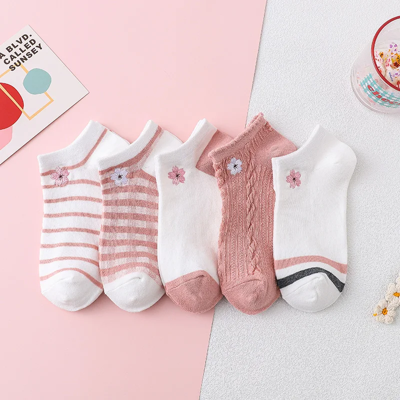 5 Paar japanische bestickte Sakura-Blumen-Damensocken, weiß, rosa, weiblich, lässig, gestreift, Karos, Bootssocken, atmungsaktive Söckchen