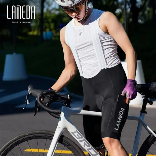 LAMEDA Pantalones cortos con pechera de ciclismo para hombre, malla transpirable, tejido elástico duradero con pantalones cortos de ciclismo acolchados para rendimiento deportivo en bicicleta