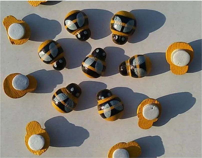 

Miniature Wooden Bee Ornaments Potted Plant DIY Insect Decoration Forest Themed Moss Landscape Ornaments Furniture Accessories