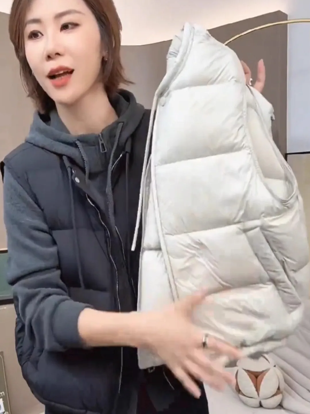 Women's Short White Duck down Vest Small Size Jacket Autumn Winter Commute Style Faux Silk Fabric Thickened Zipper Closure