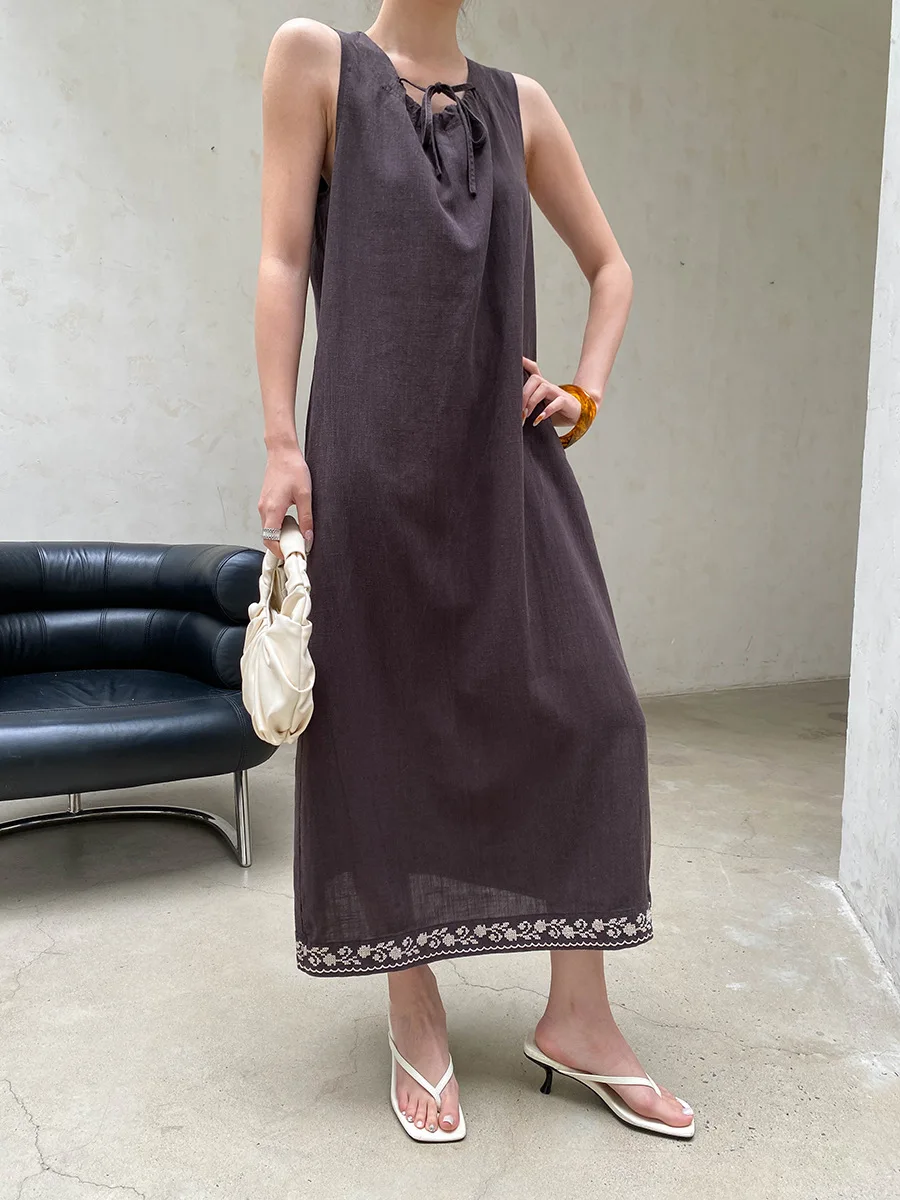 Sommerliches Damenkleid, lässig, einfarbig, mit Schnürung, besticktem Saum, ärmellos, im Westen-Stil. – Detail 24