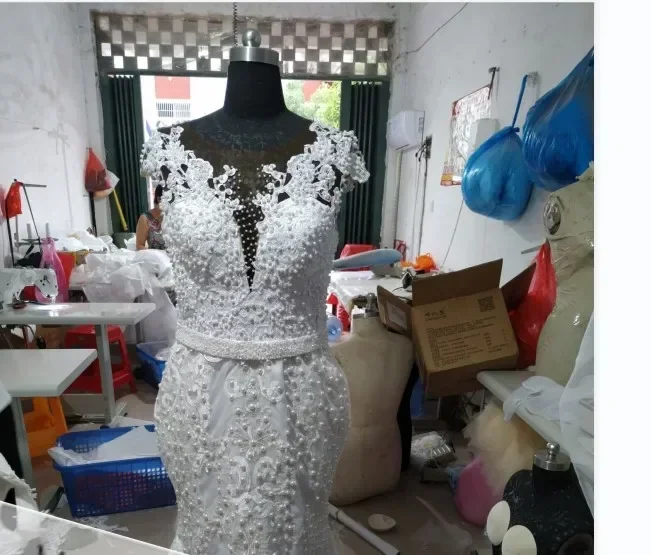 Abito da sposa personalizzato con applicazioni in pizzo con maniche ad aletta per ragazza nera con strascico staccabile Abito da sposa africano con scollo a V e perle taglie forti