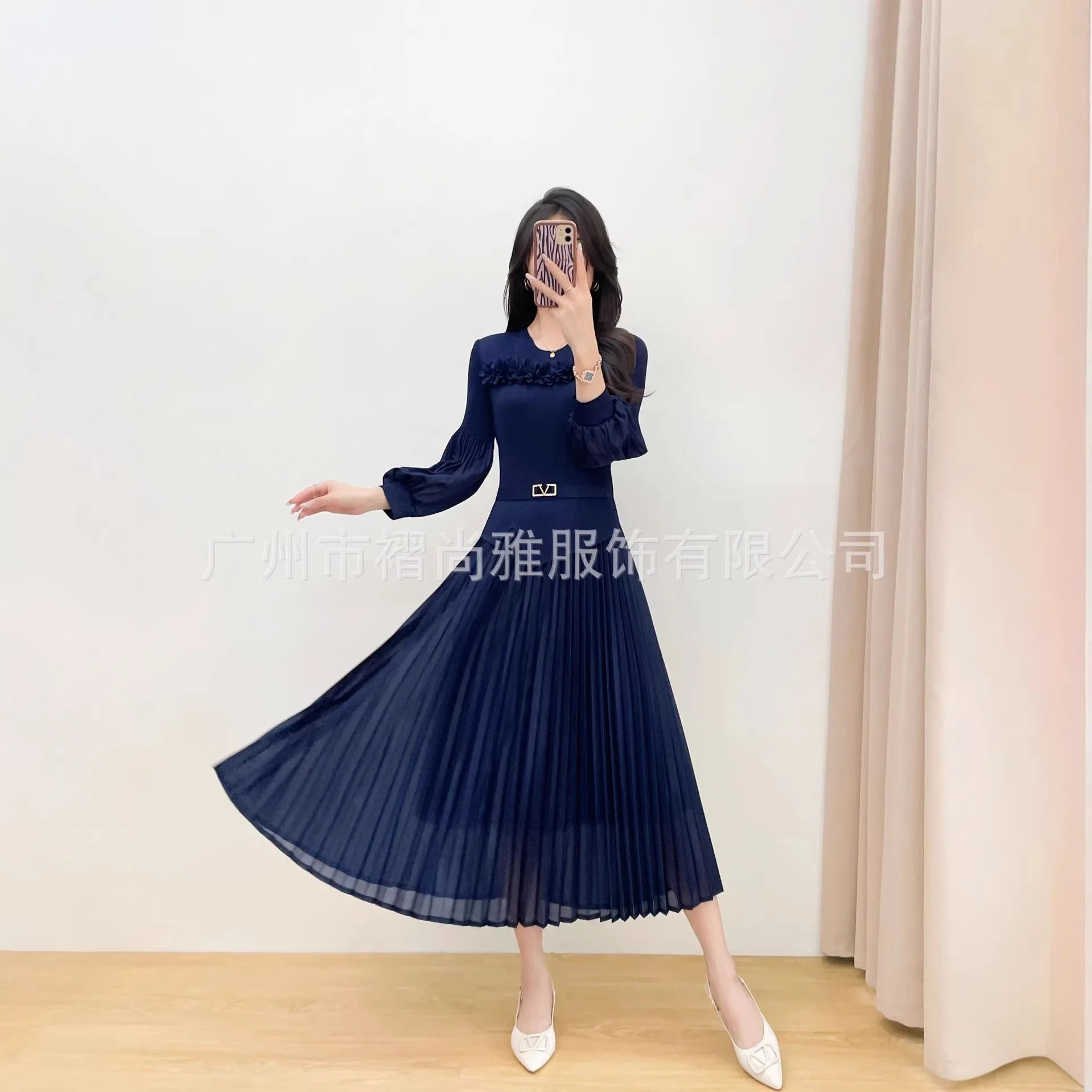 ชุดเดรสสีพื้นจีบพลีทลายดอกไม้สามมิติหนักแน่น คอลเลคชั่นฤดูหนาว 2025 ของมิยาเกะ กระโปรงทรงเอเข้ารูปช่วงเอว ดีไซน์เรียบหรู