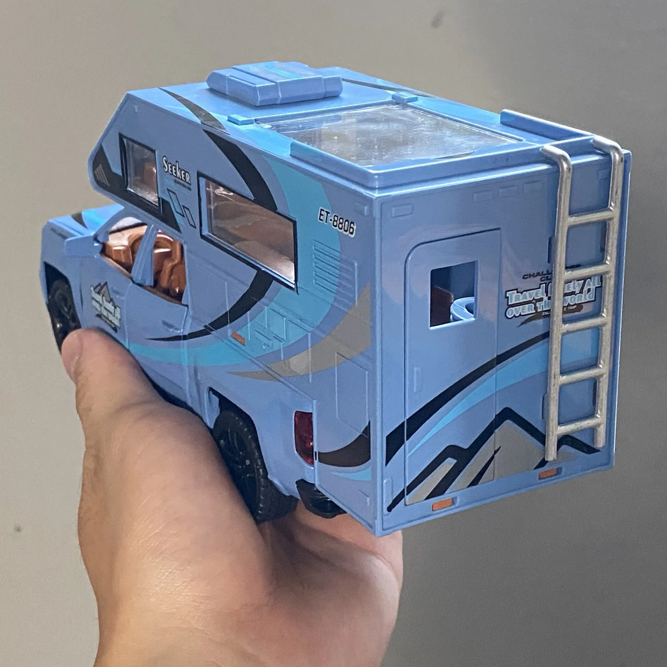 Camping tout-terrain RV en alliage moulé sous pression, modèle en métal, son et lumière, jouets à tirer, décoration de la maison, cadeaux pour enfants