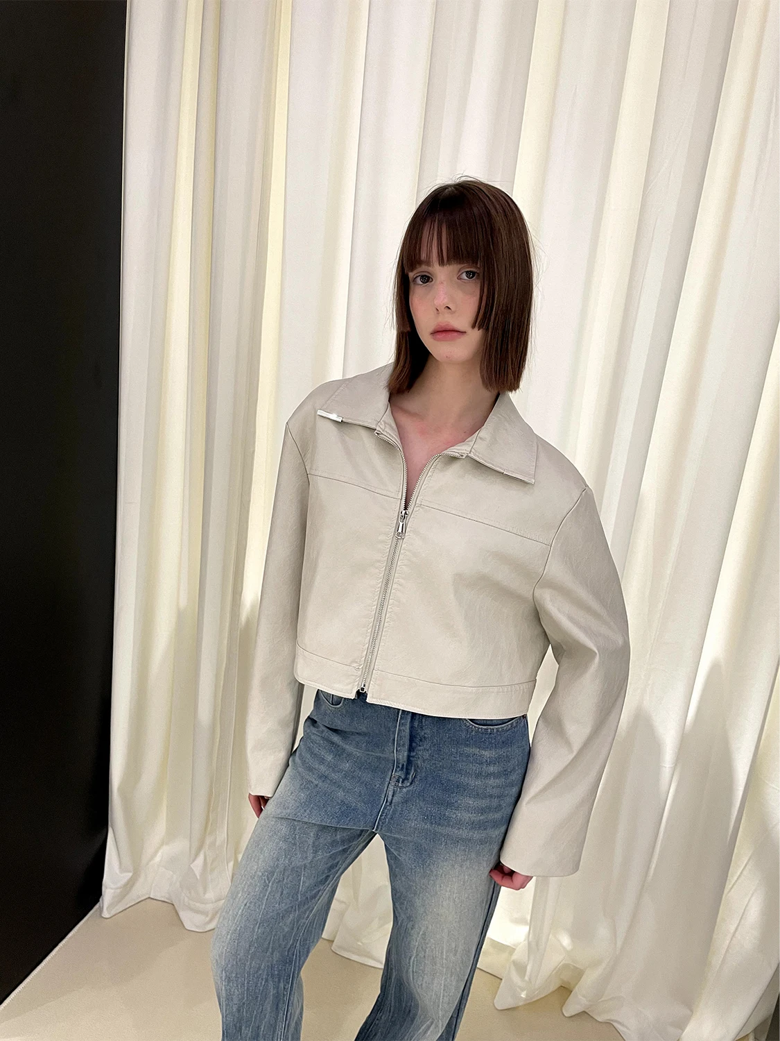 BabesoQ 早春のおしゃれなショートジャケット レザーコート ベージュカラー スタイリッシュで多用途なレディースウェア 2024年春シーズン向け