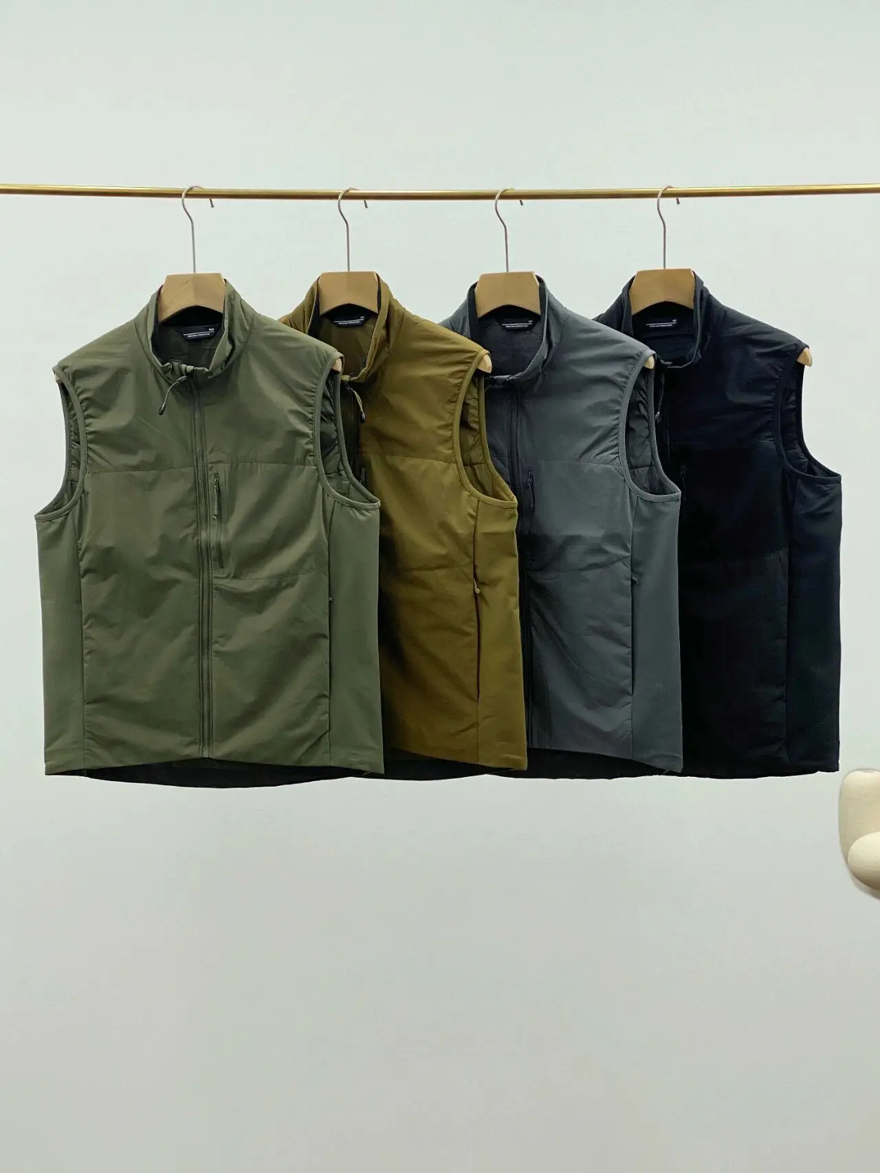 

Легкий теплый ветрозащитный водонепроницаемый хлопковый жилет для мужчин: для походов, альпинизма, активного отдыха. Модный молодежный жилет с воротником.