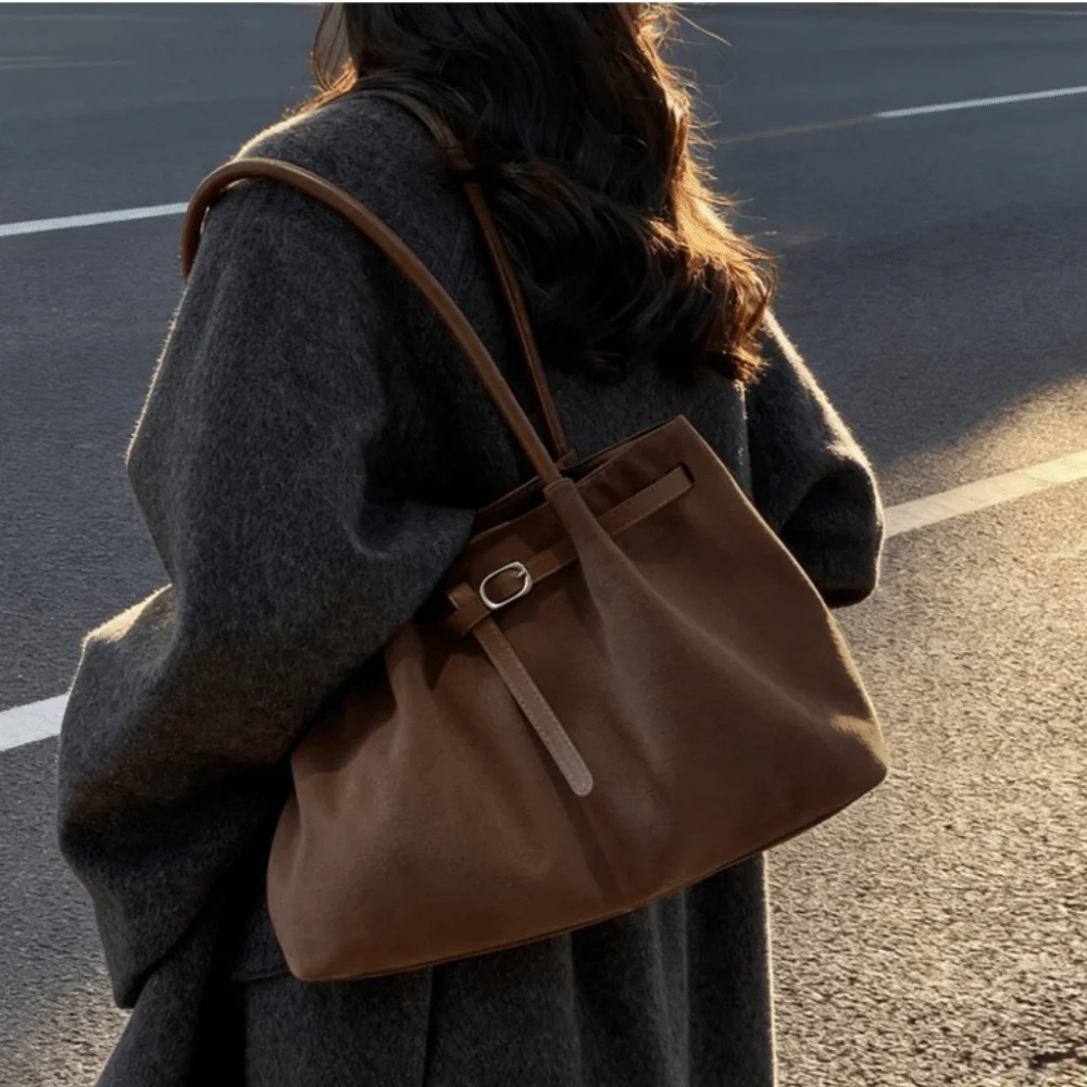 Elegante Wildleder-Umhängetasche mit großem Fassungsvermögen, Retro-Handtasche, einfarbig, erhältlich in 4 Farben, Pendler-Tragetasche, Schule/Reisen/Arbeit – Detail 8