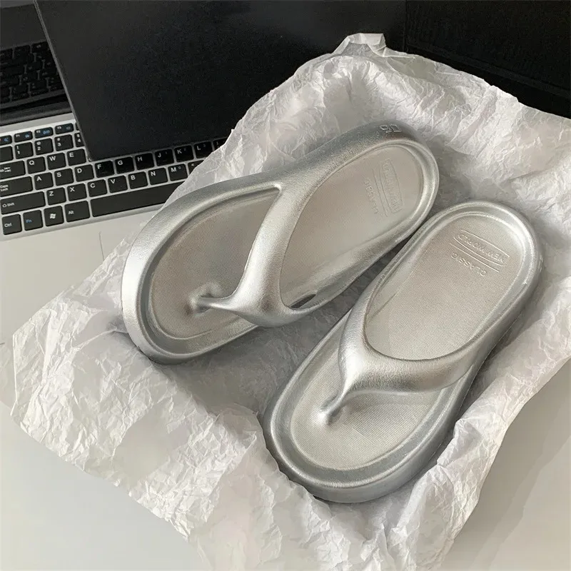 Ins Summer Silver Flip Flops Platform Outdoor Modern Beach Slippers Anti Slip Comfortable Shower Slippers Women Flat Sandals