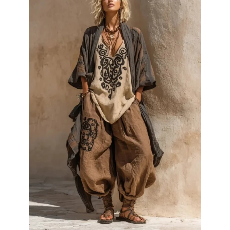 

Женский комплект из трех предметов: свободный топ с этническим принтом, брюки-шаровары, кардиган с открытым передом – удобный повседневный наряд