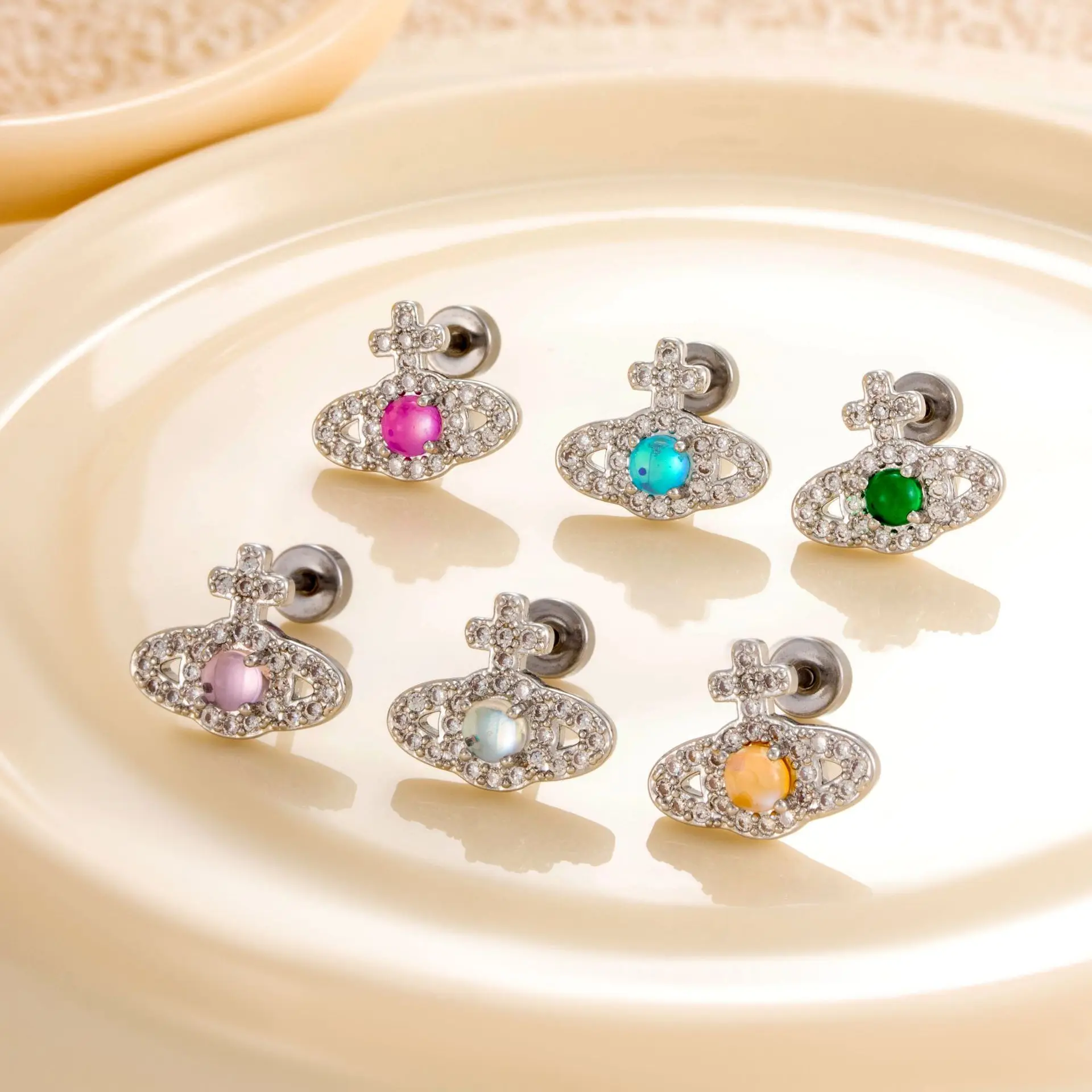 Pendiente de botón CZ de 20G con diseño de planeta Saturno, de titanio hipoalergénico con circonita cúbica, para cartílago, hélice, tragus, joyería de piercing apilable