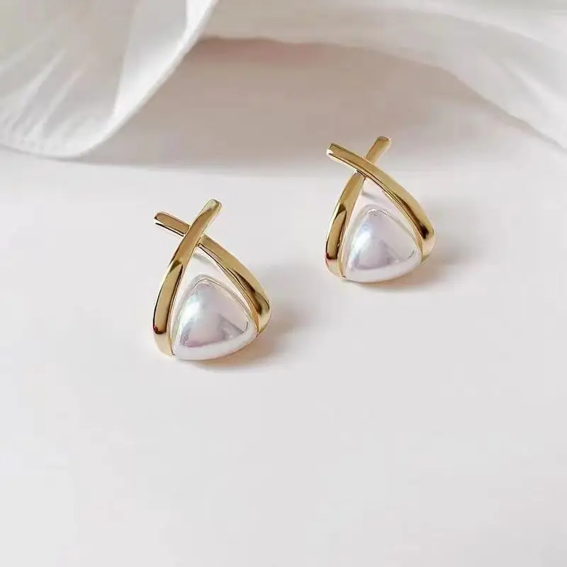 Trendy Triangle Imitation Pearl Stud Earrings for Women Golden Twist Metal Hollow Geometry Earrings Simple Party Classic Jewelry