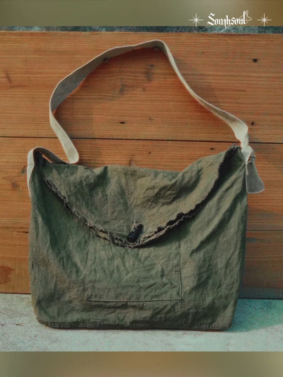 Tela fine crittografata di cotone, essiccata a mano, tinta vegetale, borsa postino, bicchiere di patate tinto, tinte di erba e erba, fibbia in corno di mucca