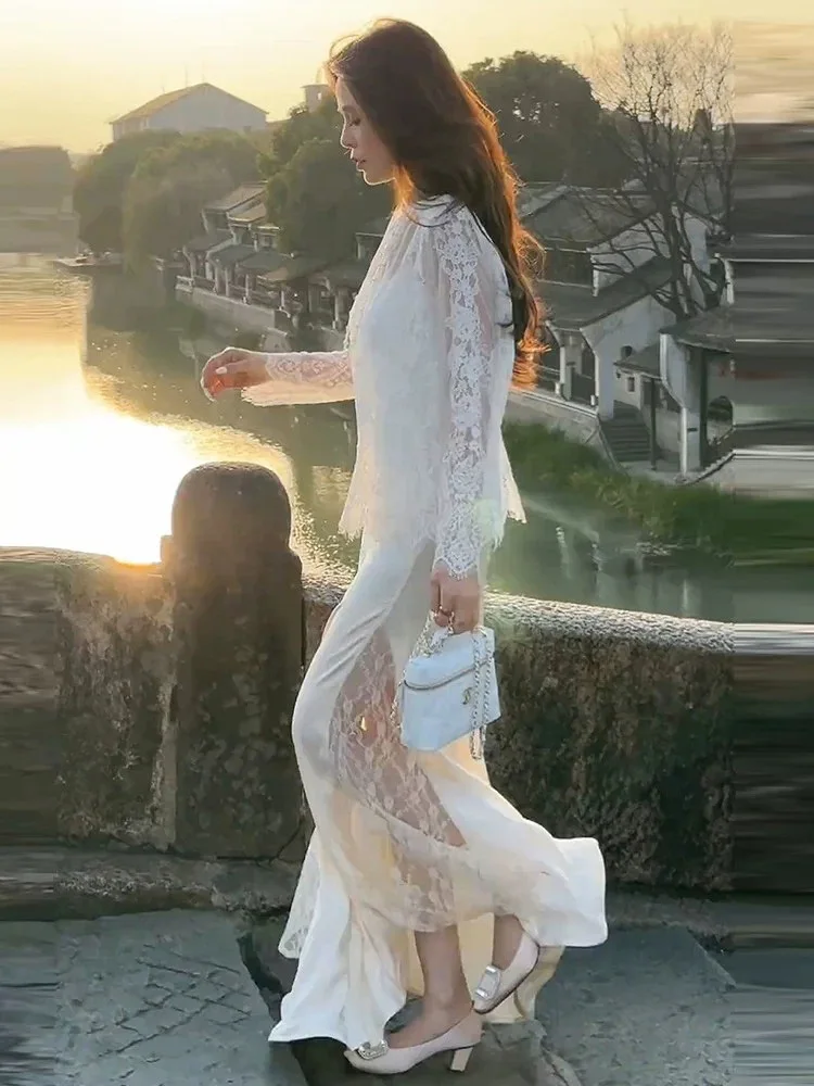 Saia rabo de peixe de cetim com retalhos de renda irregular francesa, ajuste fino e sensação sofisticada, saia evasê aberta e de comprimento médio