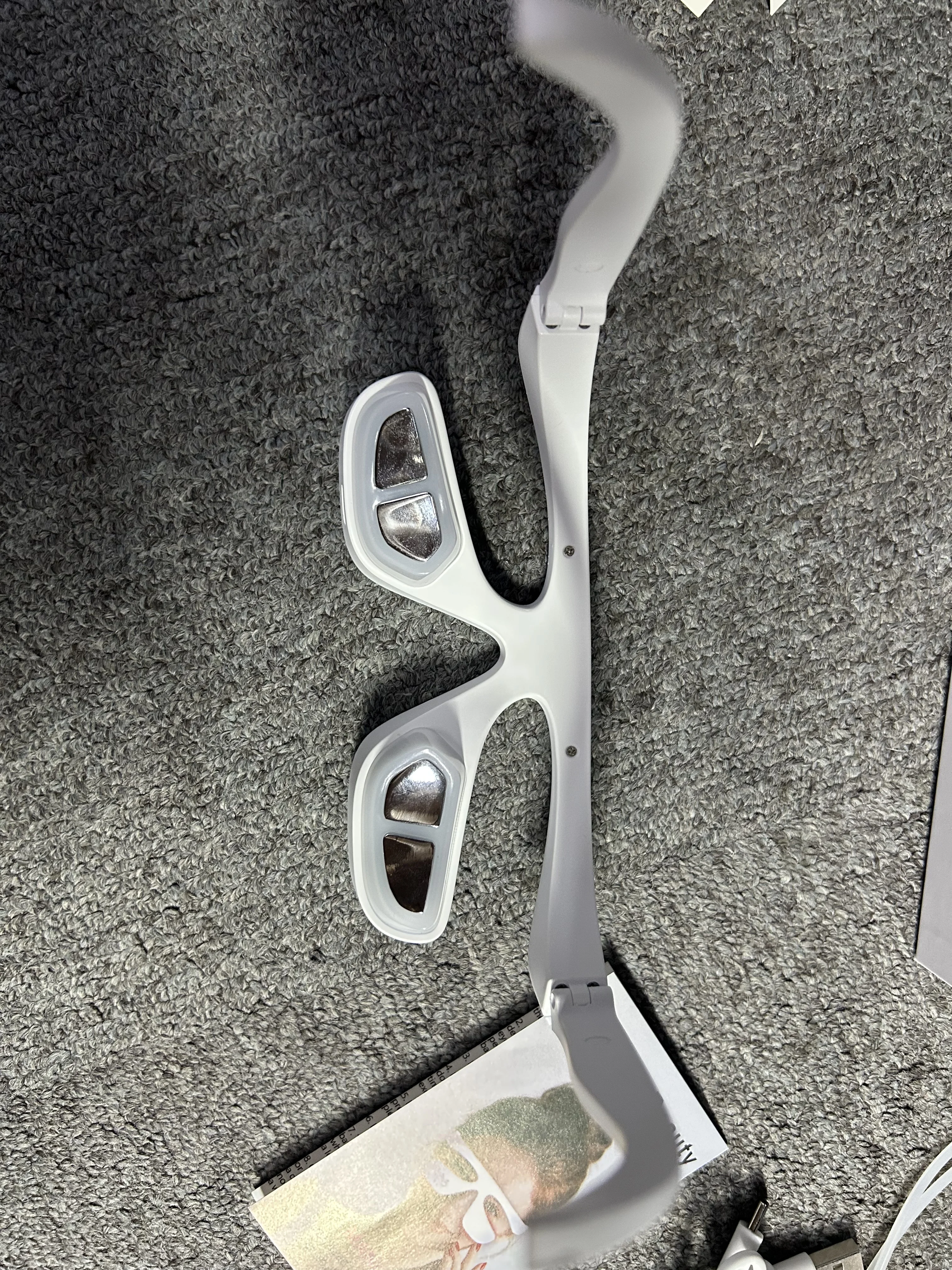 目の下の赤色光療法デバイス マイクロカレントアイマッサージャー 赤色光療法メガネ 目のための3Dアイリラックスマッサージャー